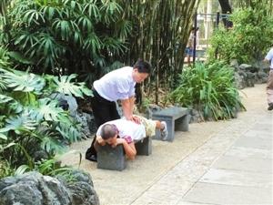 深圳中年男女公园揽客当众按摩