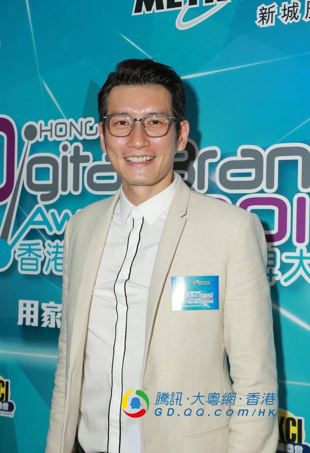 江若琳演唱会着舞衣 挑战个人性感极限