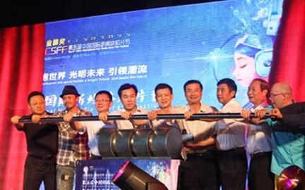  金鹏奖 草地嘉年华启动 好莱坞人物模型展上演