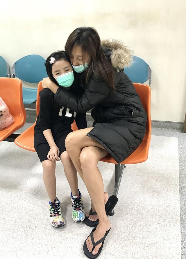 何佩瑜遇车祸逃一劫_大粤网_腾讯网