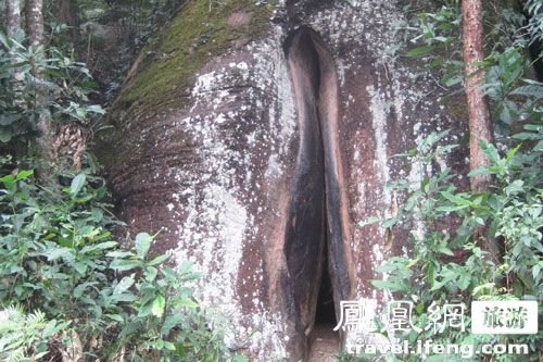 旅游频道 寻觅周边 正文 翔龙湖位于广东丹霞山长老峰南侧,因其湖面