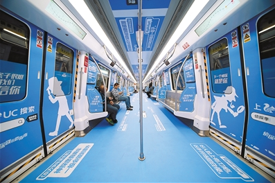 厲害了！深圳地鐵11號(hào)線后海站現(xiàn)百米彈幕墻