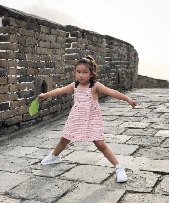 以为是火车 梁浸浸表情包游长城