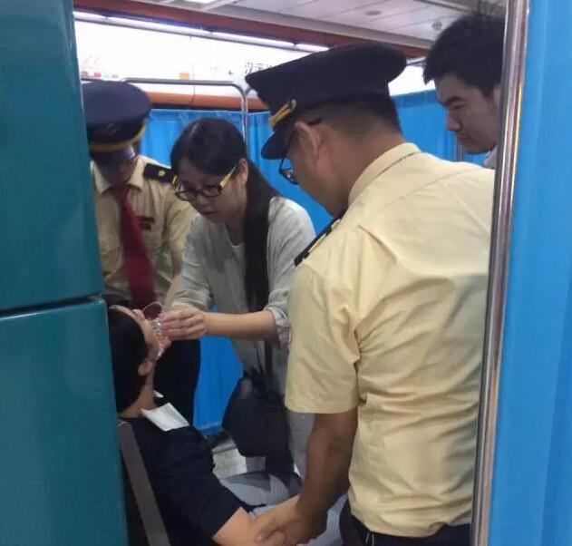 女子广州地铁上抽搐晕倒 热心乘客员工合力救