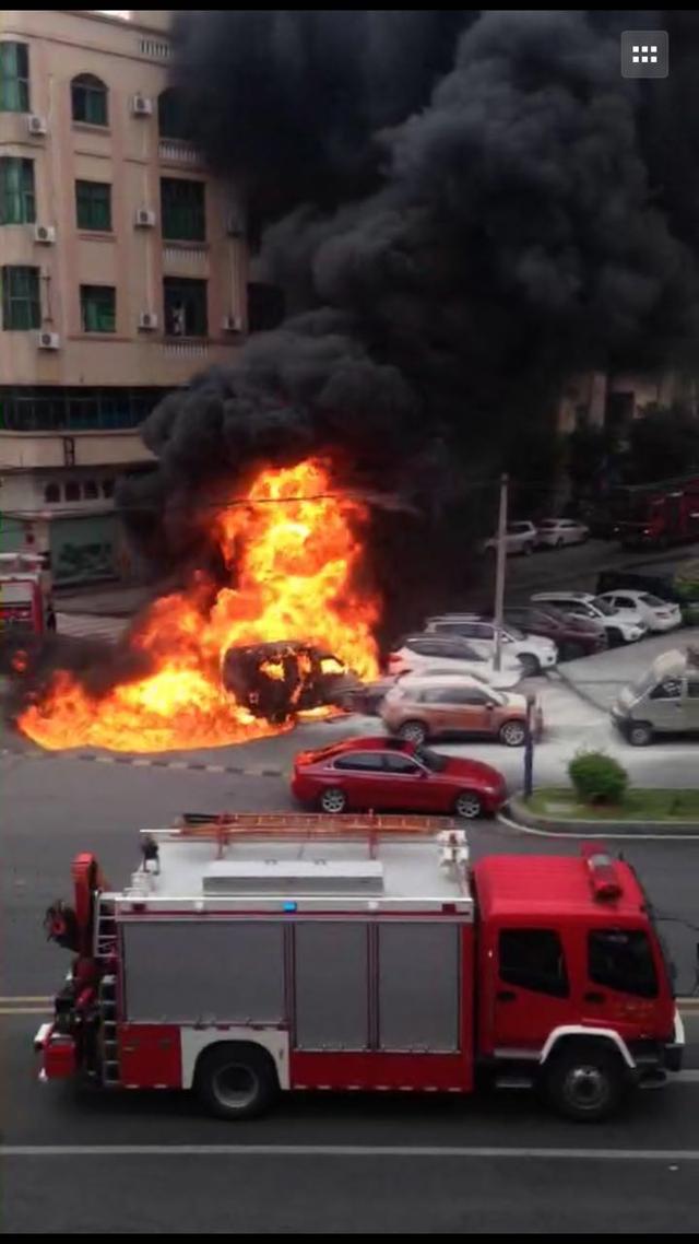 東莞黑油車自燃殃及周邊小車 司機跳車逃生