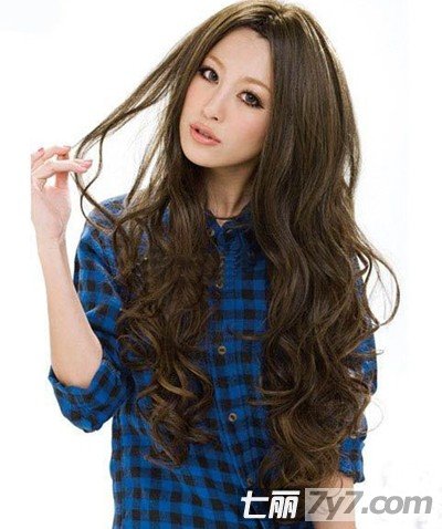 小编点评:选择一款中分的大波浪长卷发也非常不