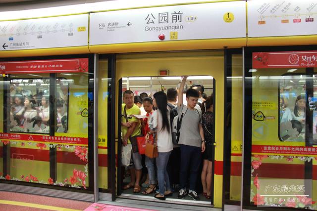 广州地铁女性车厢首个早高峰:阿伯破口大骂