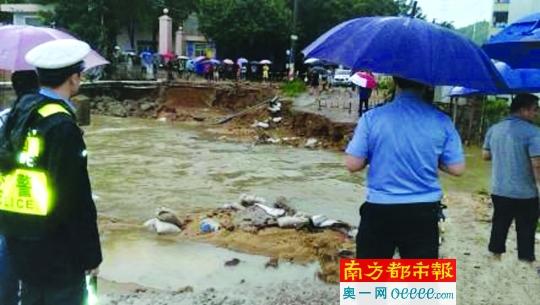 昨日深圳70处遭水浸 今日仍有大雨局部暴雨