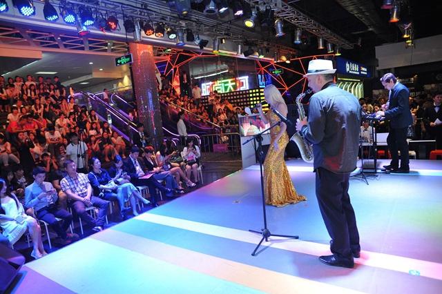 五一时尚天河街头文化节 90后美女买内衣中奔驰