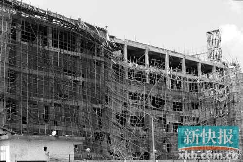 广州一在建厂房脚手架倒塌 7工人高空坠落2人