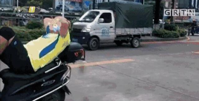 寶安“老司機”平躺車座用腳開摩托 街坊嚇壞