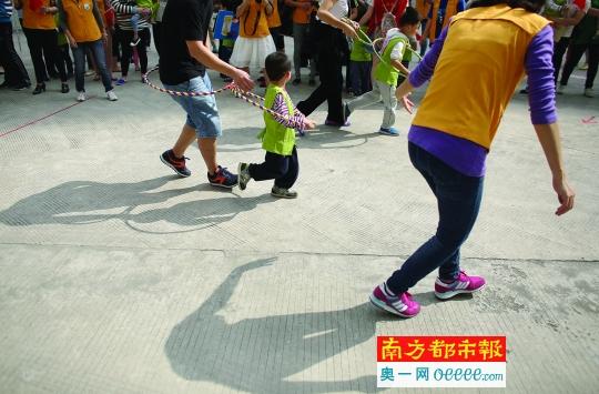 星儿玩游戏感受集体的力量_大粤网_腾讯网