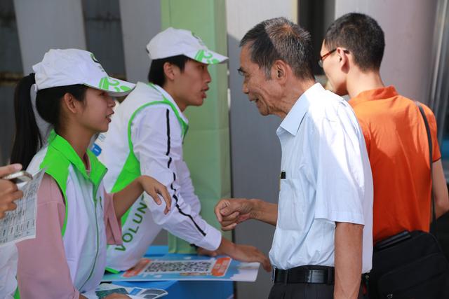 海珠区3000名展会志愿者服务第120届广交会
