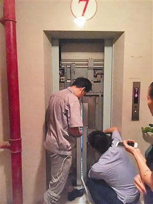 深圳8岁女孩一天被困两次电梯 物管:小问题