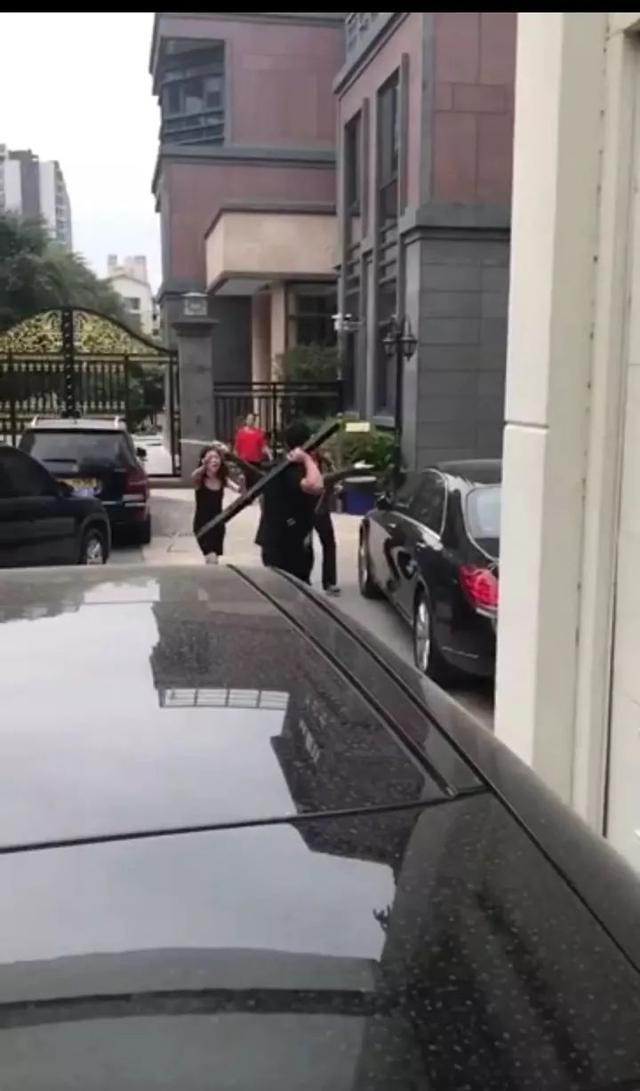 汕頭一別墅區(qū)女子持螺絲刀與睡衣男扭打