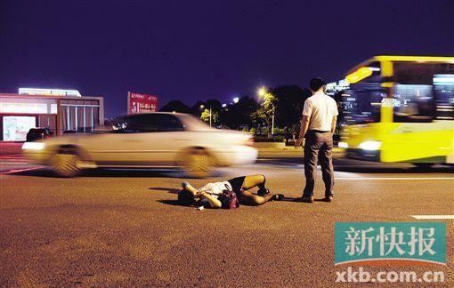 广州女子横穿绿化带被撞 肇事者弃车逃逸