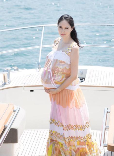 她是香港十大名模之一 怀二胎秀40吋巨肚泳衣写真