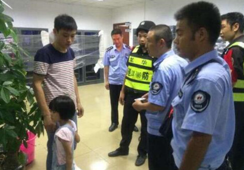 深圳5岁女生牵着一条狗哇哇大哭:妈妈女孩我要三七图片