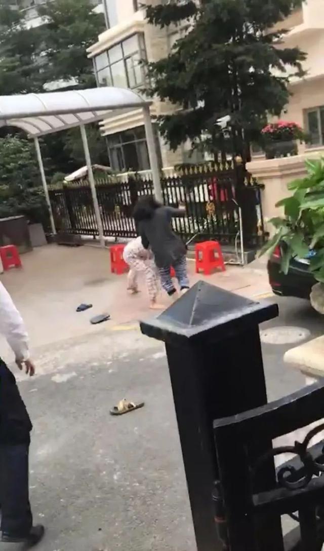 汕頭一別墅區(qū)女子持螺絲刀與睡衣男扭打