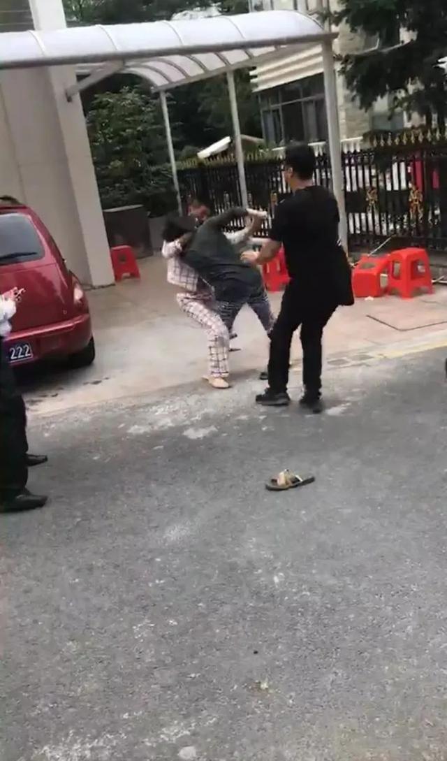 汕頭一別墅區(qū)女子持螺絲刀與睡衣男扭打