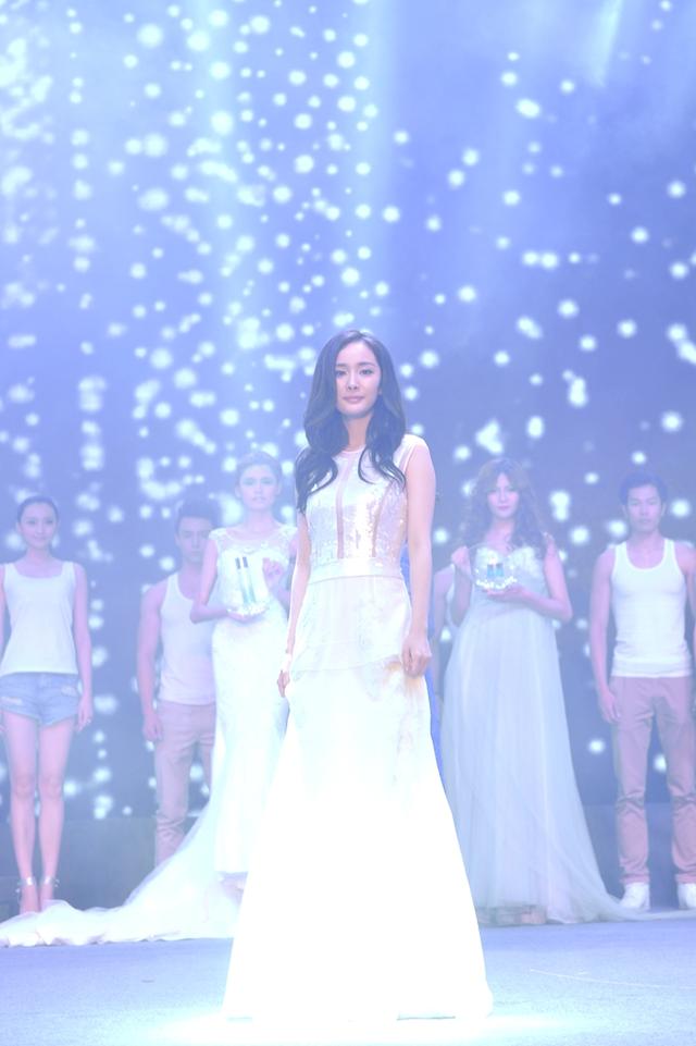 大粤时尚专访杨幂 夏天也要水duangduang_大粤网_腾讯网