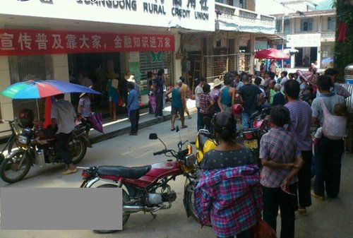 儿代取钱被拒 茂名病重老人拉到银行猝死