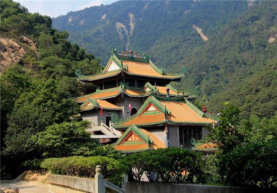 正文         庆云寺也是广东四大名寺之一,位于鼎湖山天溪山谷.