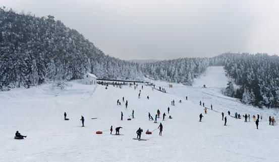 (梅花山滑雪场,冰雪世界里畅游)