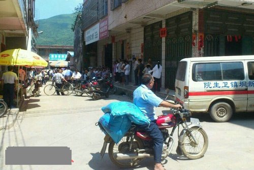 儿代取钱被拒 茂名病重老人拉到银行猝死
