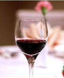 喝红酒要用无色透明的高脚玻璃杯   如何持杯   白酒杯,碑酒杯及
