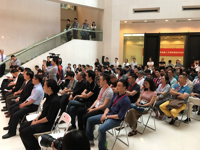 �ഺ��ʱ�������ڶ����������ѧԺ�����ʦ����չ��Ļ