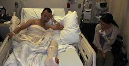 图为舒先生夫妇在地方医院救治。 图为舒先生夫妇在地方医院救治。