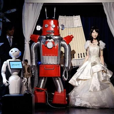日本一对机器人举行婚礼