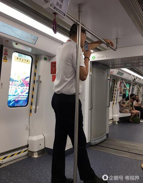 廣州一“巨人”搭地鐵 畫面有點(diǎn)尷尬