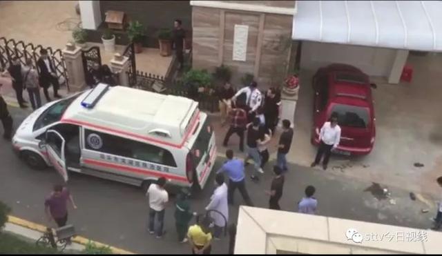 汕頭一別墅區(qū)女子持螺絲刀與睡衣男扭打