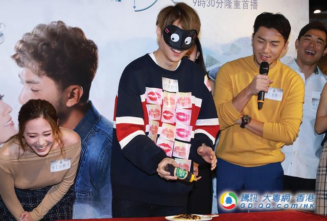 被袁伟豪亲嘴三次 胡鸿钧:感觉很特别