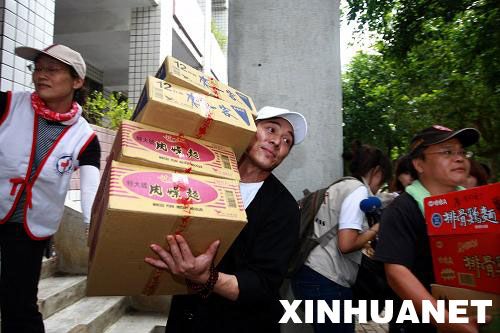 8月15日,李连杰(前左二)在台湾高雄县六龟乡与义工一起搬运救灾物资。