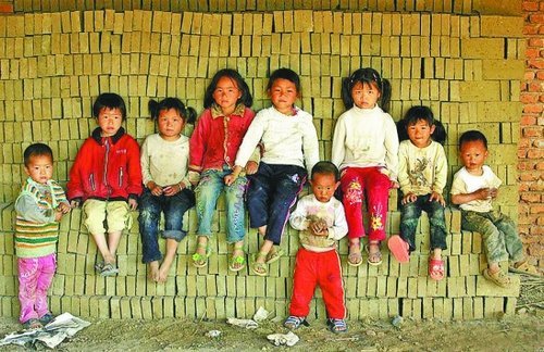 组图:穷孩子们在砖窑中与父母一起生活