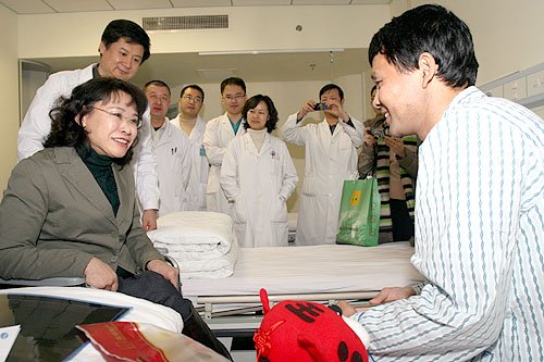 张海迪到中国康复研究中心看望残疾人