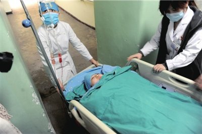 12岁男孩捐骨髓救母引关注自己写诗打气(图)_