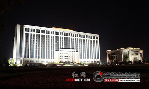 图文:长沙市政府大楼熄灯前后