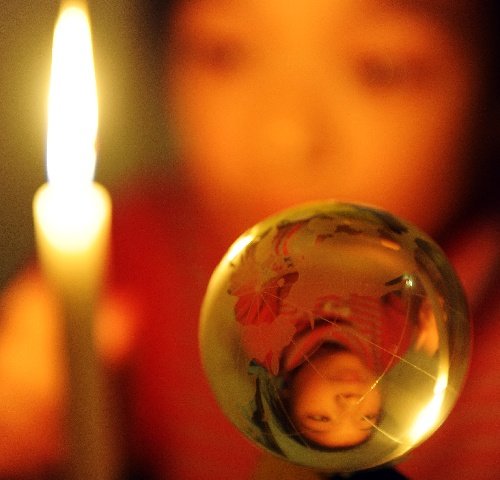 长春:小朋友点燃蜡烛响应地球一小时