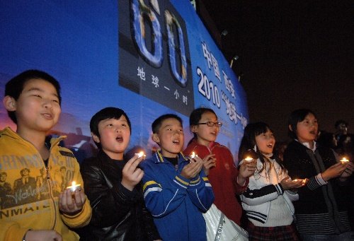 西安:小学生们大雁塔下点燃蜡烛为地球祝福