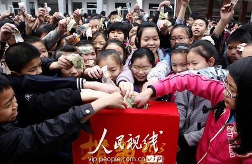 四川华蓥:六千师生为玉树地震灾区捐款献爱心
