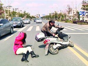 大叔遇女子被撞倒地 先拍照取证再扶人