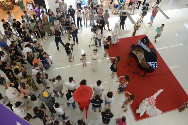 北京商场现盲人歌者 百人合唱助力益行家