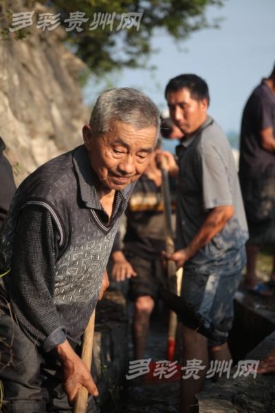 黄大发带领着村民在悬崖绝壁上开凿一条"生命"渠,既解决人畜饮水,又