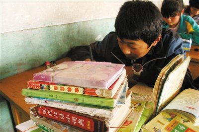 贫困地区小学生读物更新缓慢 48年前图书仍在用