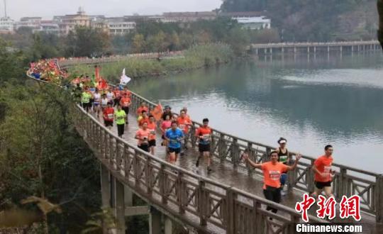 父亲带脑瘫儿看世界,跑第36场马拉松