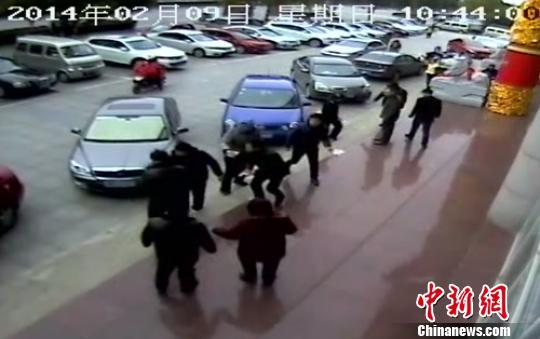 夫妻取钱被风吹散 10多位市民帮忙捡钱